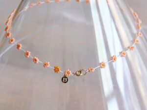 Ketting met madeliefjesbloem -zalmroze/oranje