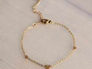 Fijne roestvrijstalen armband met 3 mini hartjes - goud