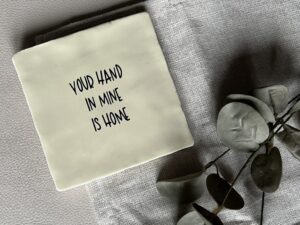 Tegeltje - your hand in mine is home